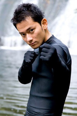 Актёр Ямане Казума (Yamane Kazuma), 38 лет. 